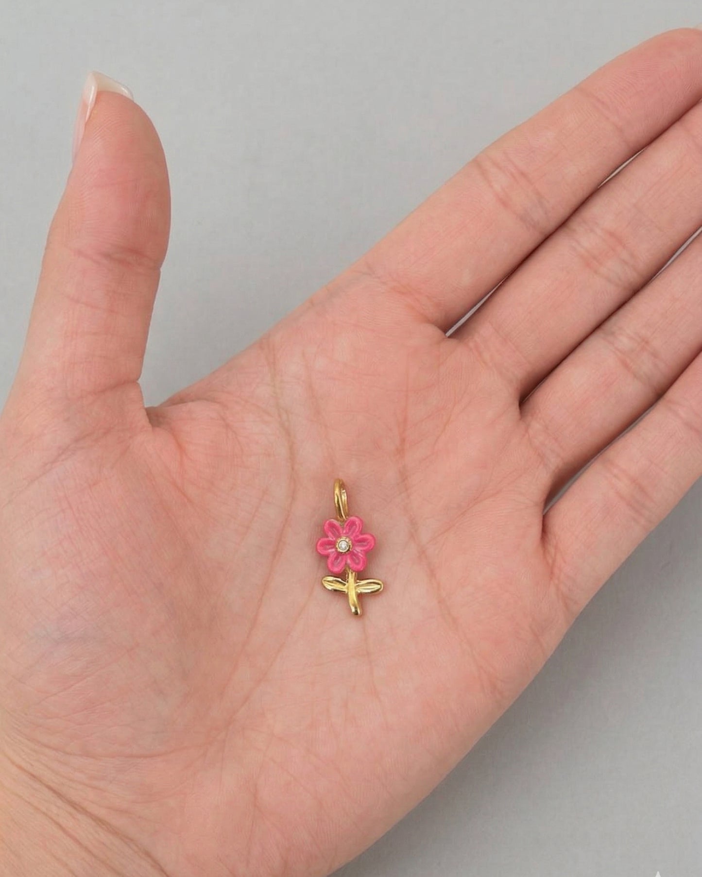 Dije de flor silvestre en esmalte rosa con centro de cristal