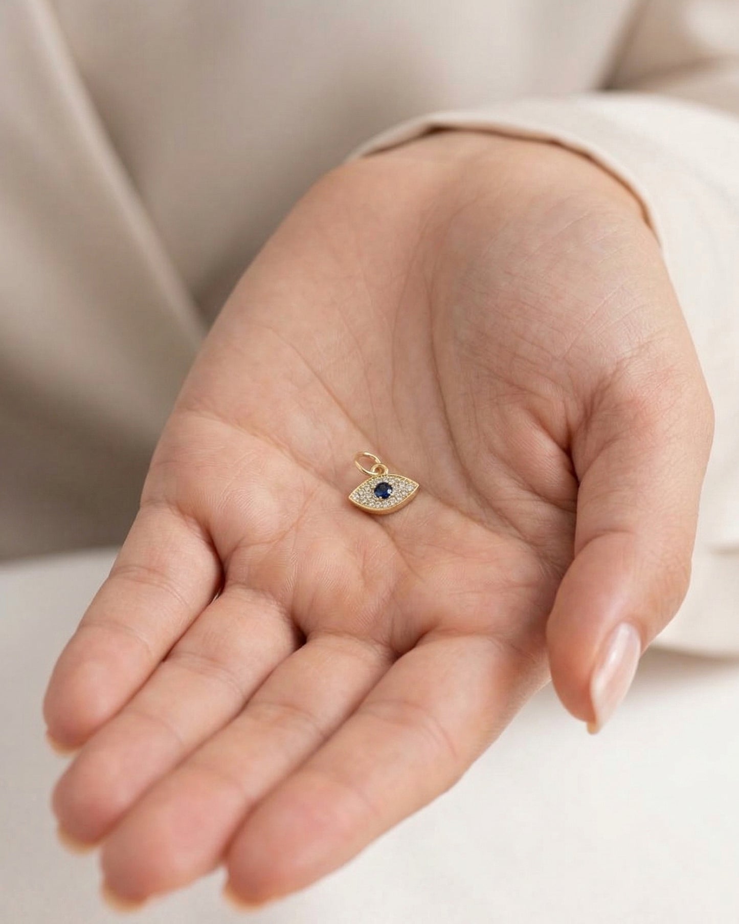 Dije de ojo turco calado con pavé de cristales y centro color azul