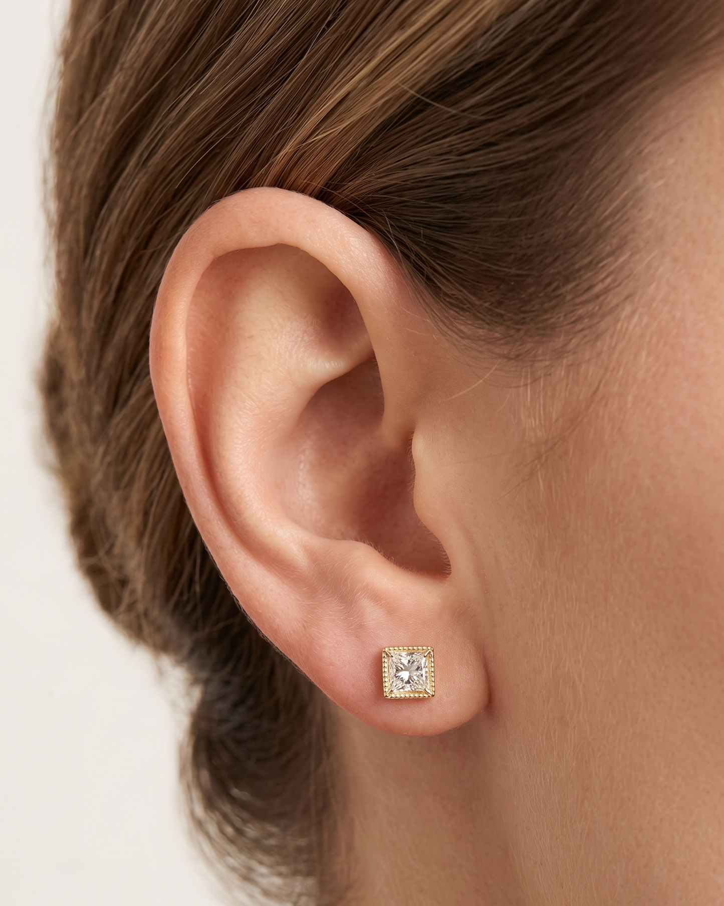 Broquel Cuadrado de Diamante en Bisel de Oro Amarillo