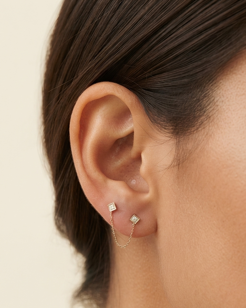 Arete Doble con Circonias Cuadradas y Cadena Colgante