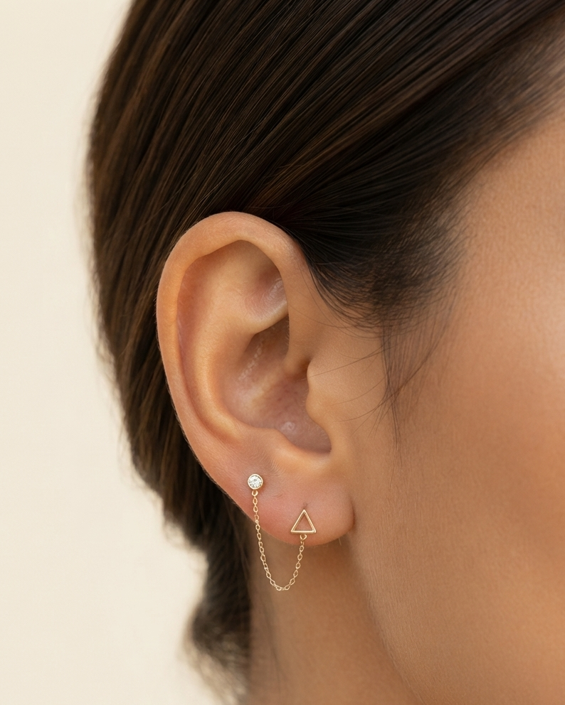 Arete Doble Geométrico y Minimalista con Cadena Conectora