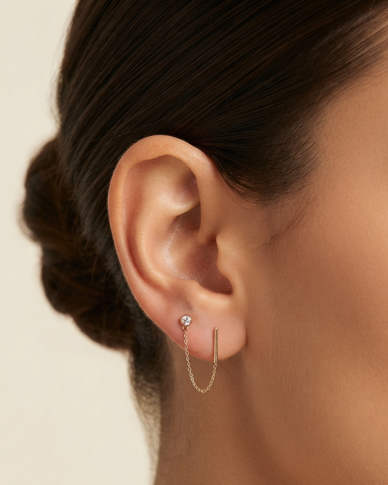 Arete Doble con Barra Minimalista y Circonia Conectadas por Cadena