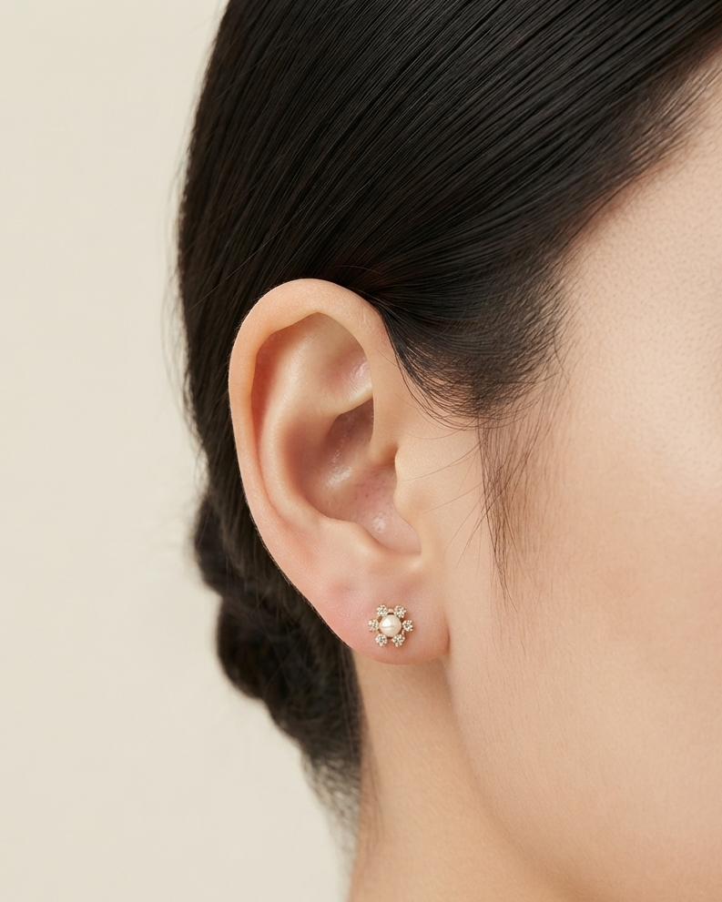 Broquel Flor de Perla con Halo de Circonias