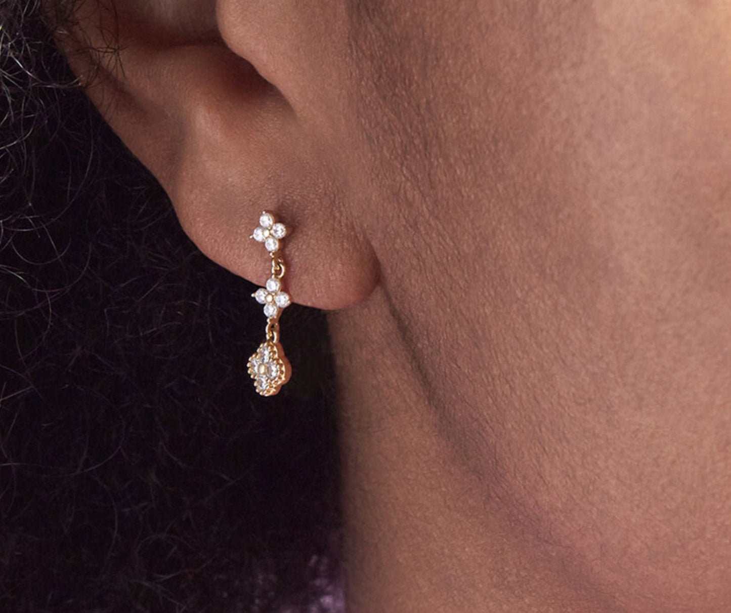 Arete de flores y trébol, con piedra zirconias en colores verde, morado, azul, rojo.