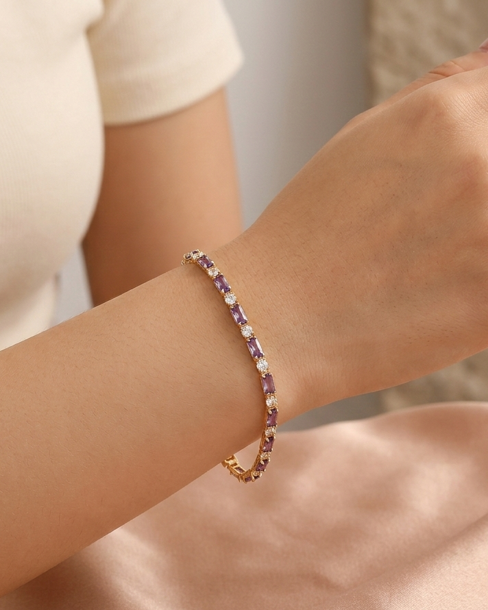 Pulsera dorada delicada estilo tennis con piedras moradas