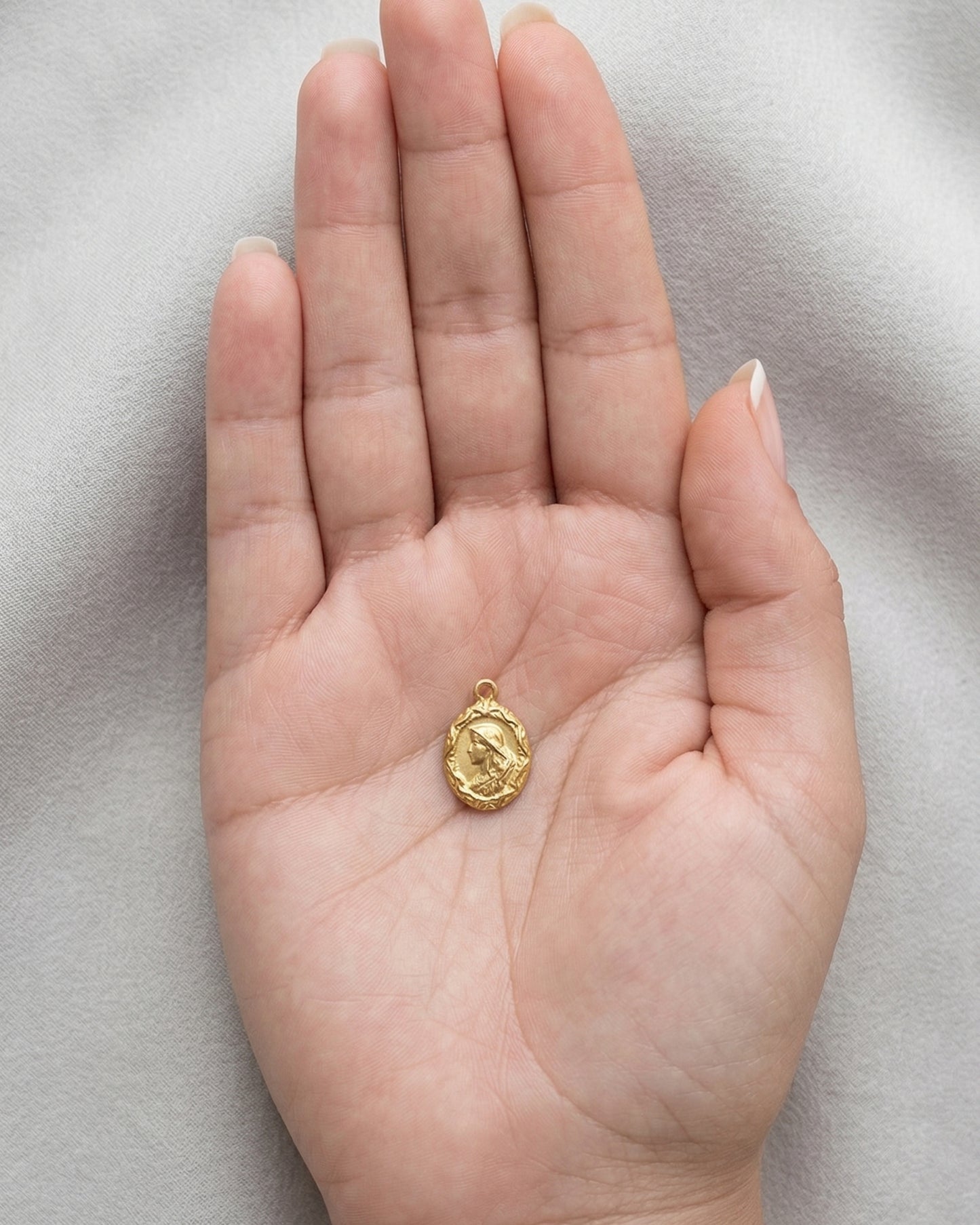 Medallón de relieve femenino en dorado