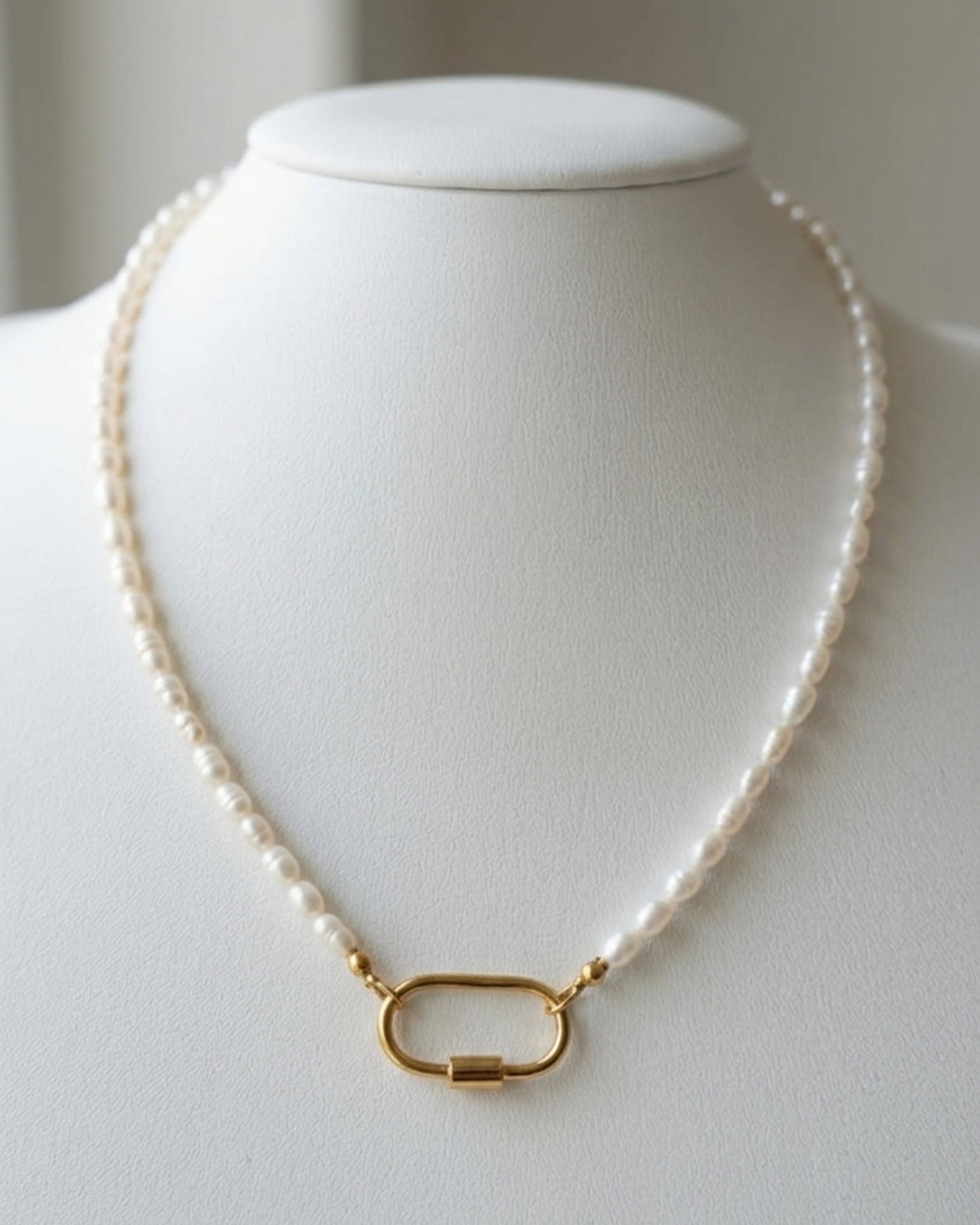 Collar de perlas con dije en dorado