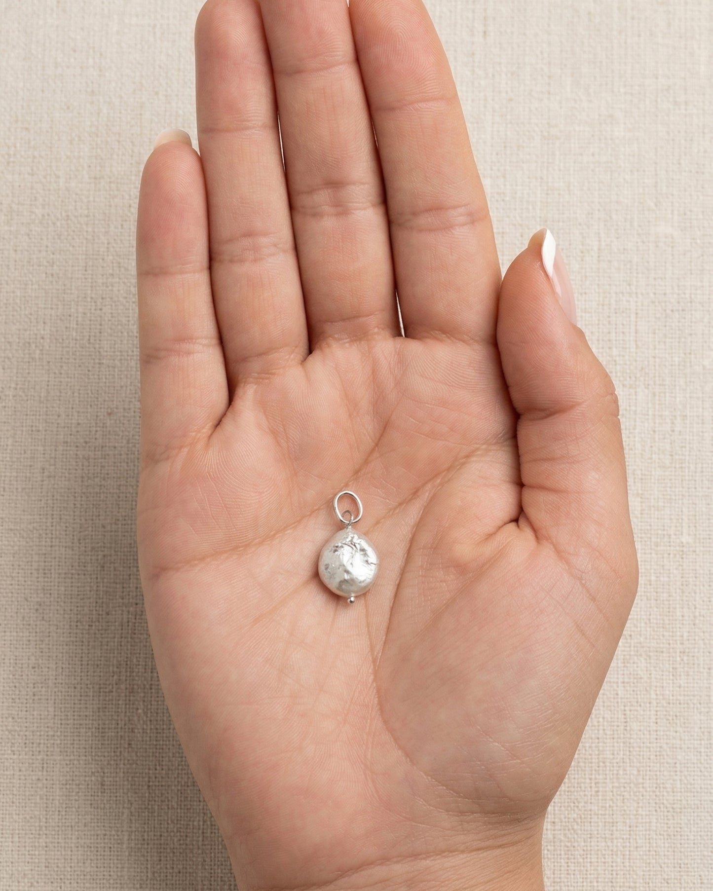 Dije de perla barroca irregular en plata de ley