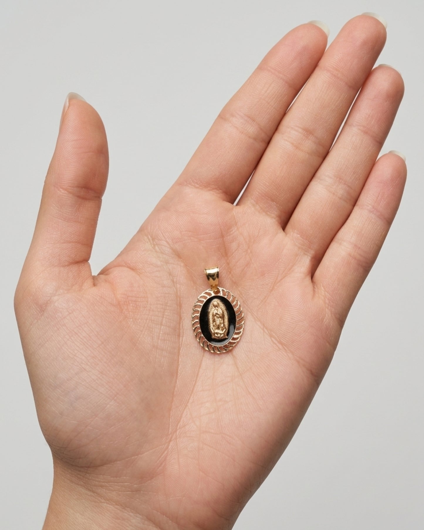 Dije de la Virgen de Guadalupe en Oro 14K con Ónix Negro