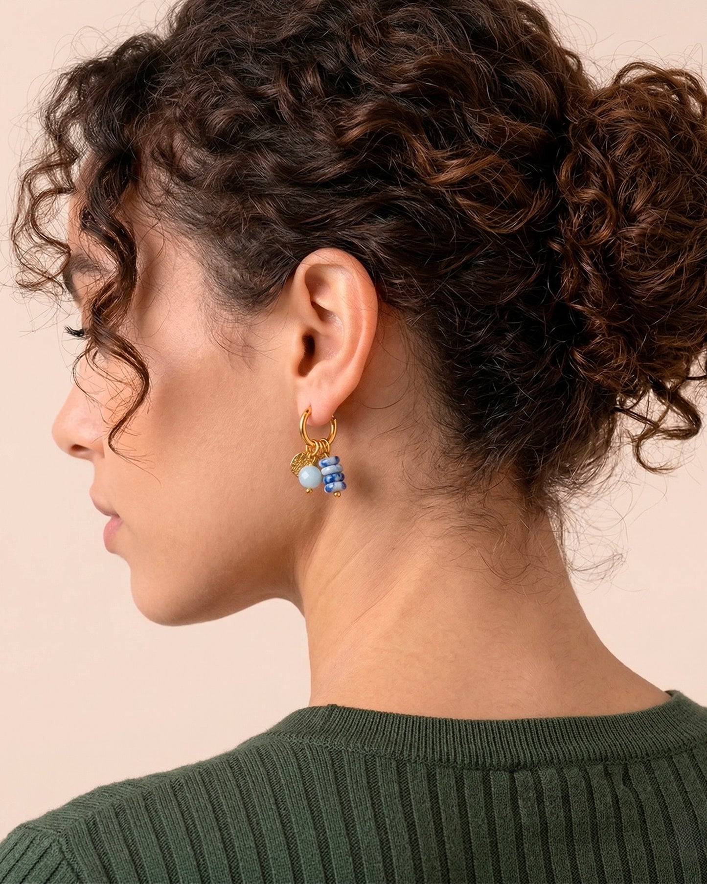 Aretes dorados boho estilo arracada con colgantes de colores