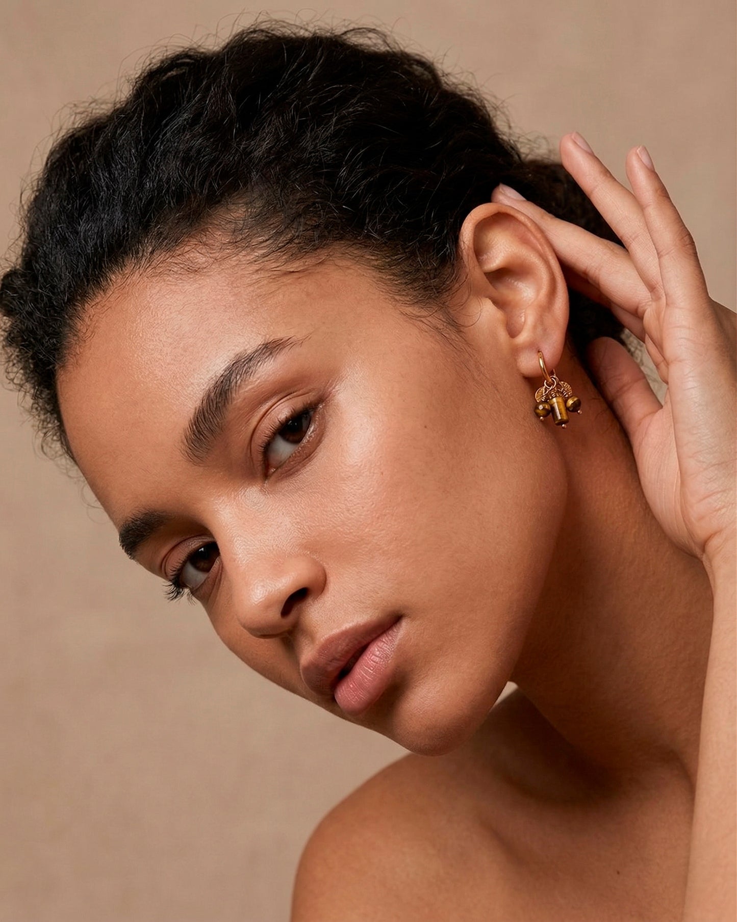 Aretes dorados estilo arracada con colgantes cafes