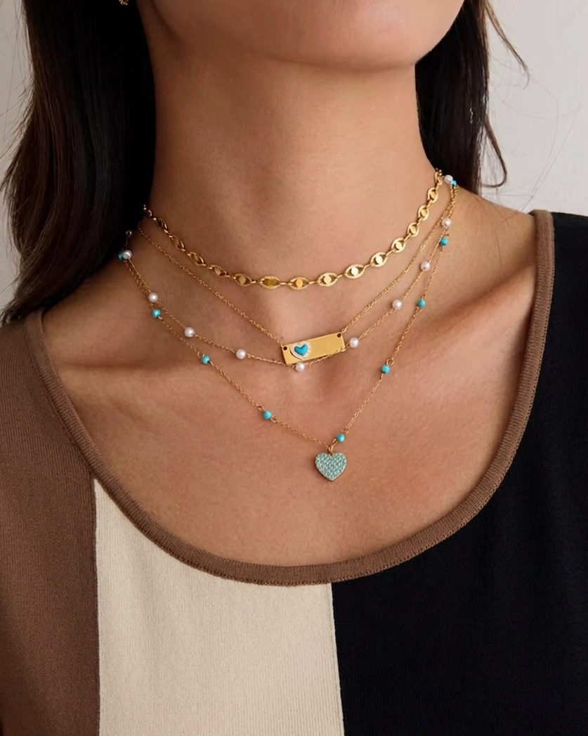 Collar dorado de corazón en color turquesa, de tipo ajustable