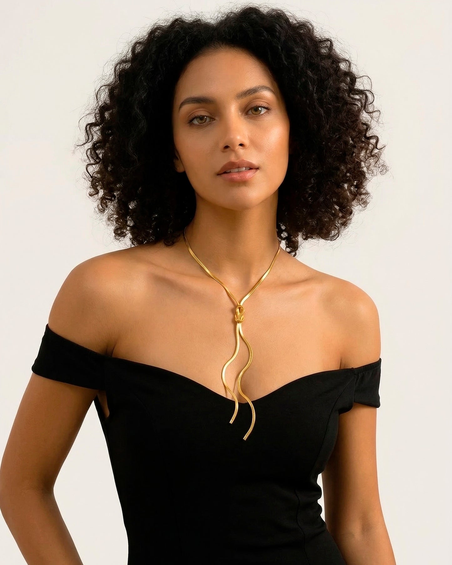 Collar elegante largo, color dorado