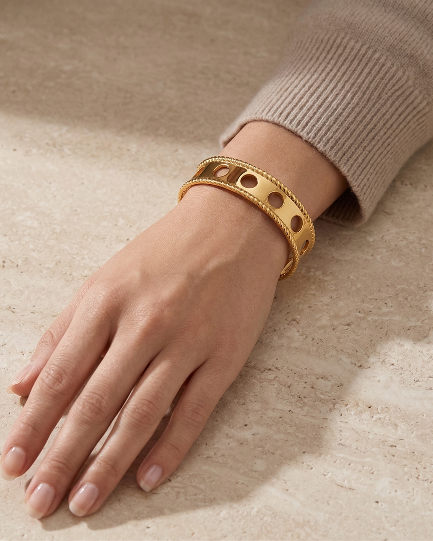 Elaura Hollow Bracelet