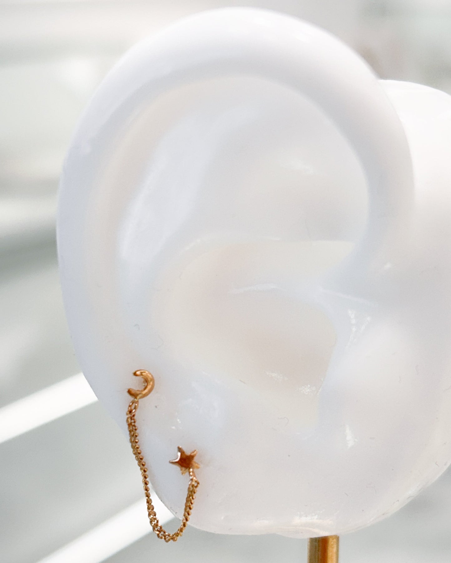Arete de luna y estrella tipo piercing con cadena colgante