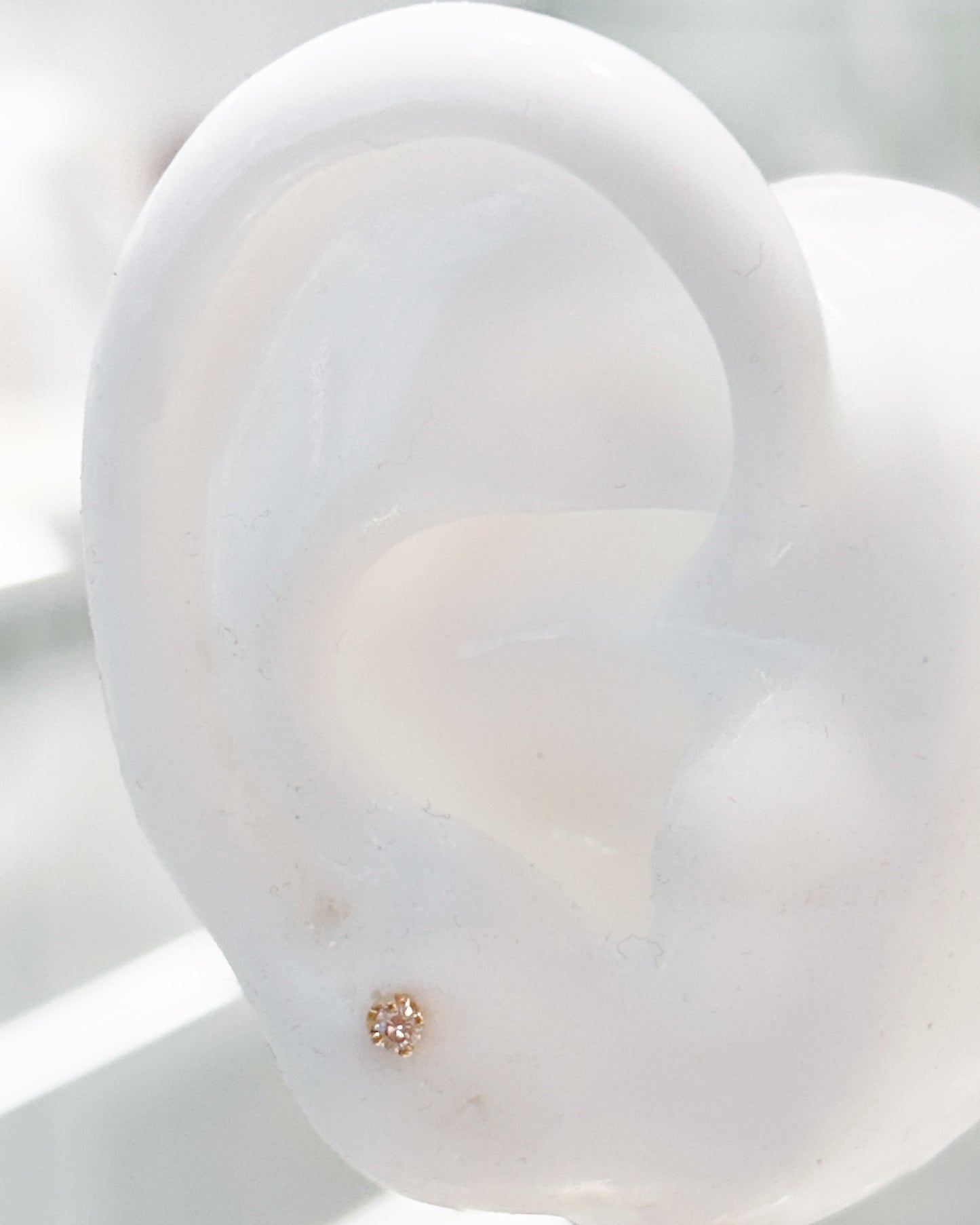 Arete dorado tipo broquel en oro 10k con diamante