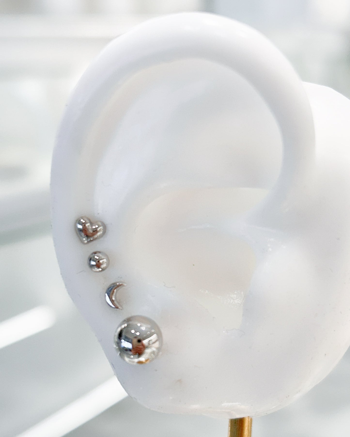 Arete tipo broquel de esferas lisas con acabado espejo en oro blanco 10k
