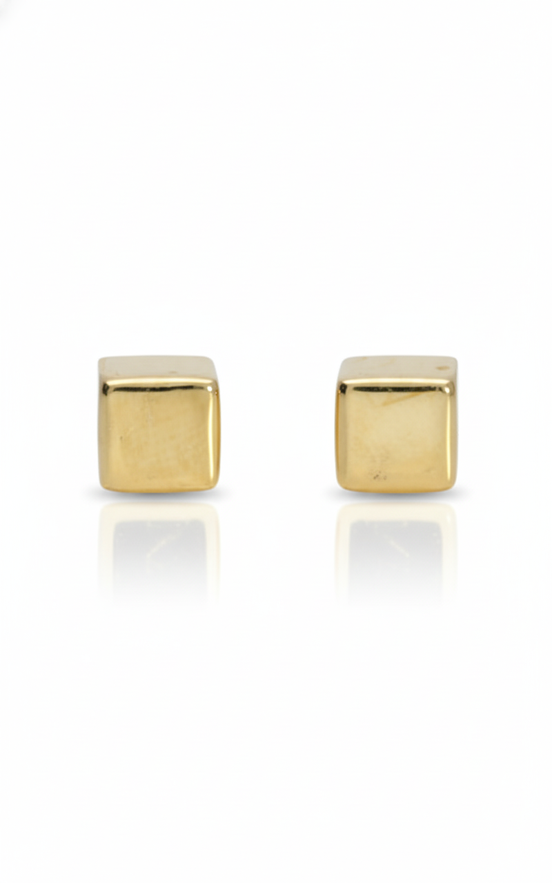 Arete de cubo, de tipo studs o broquel, elaborado en oro de 10K.