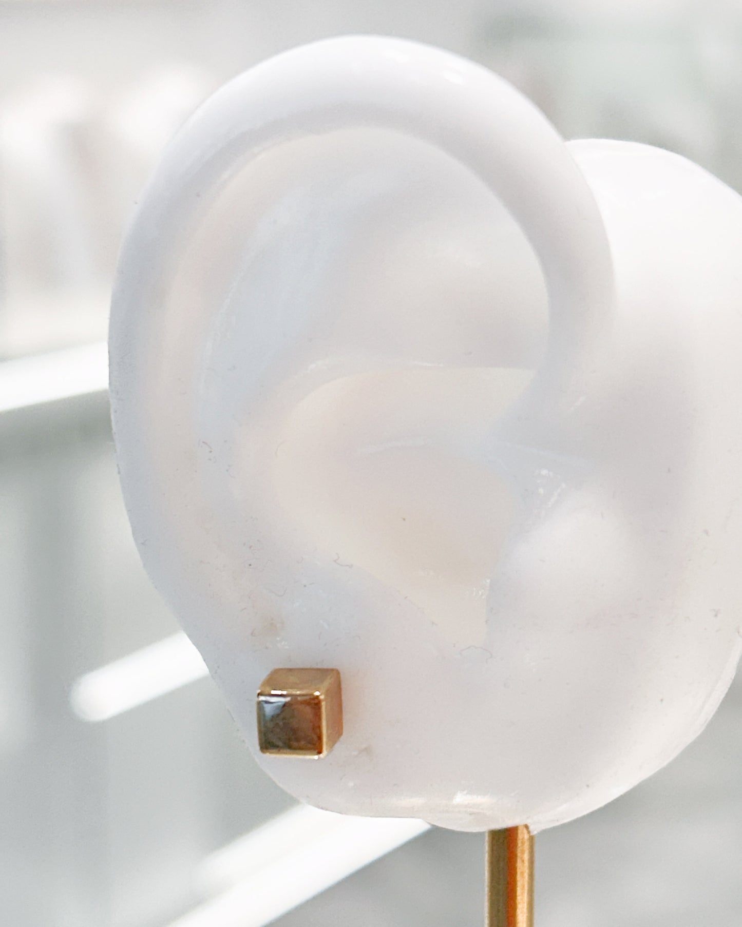 Arete tipo broquel de cubo sólido con acabado liso en oro 10k