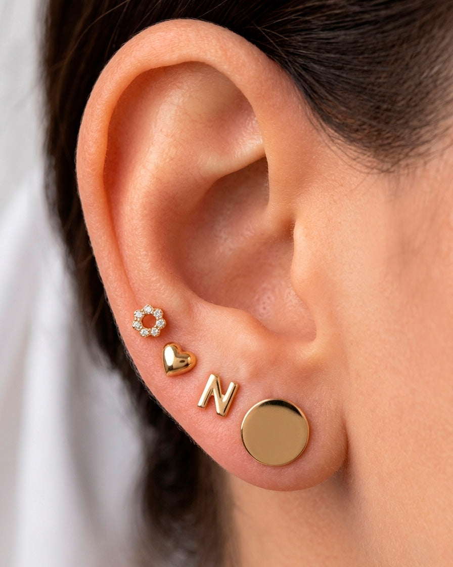 Arete tipo broquel de domo con acabado brillante en oro 10k