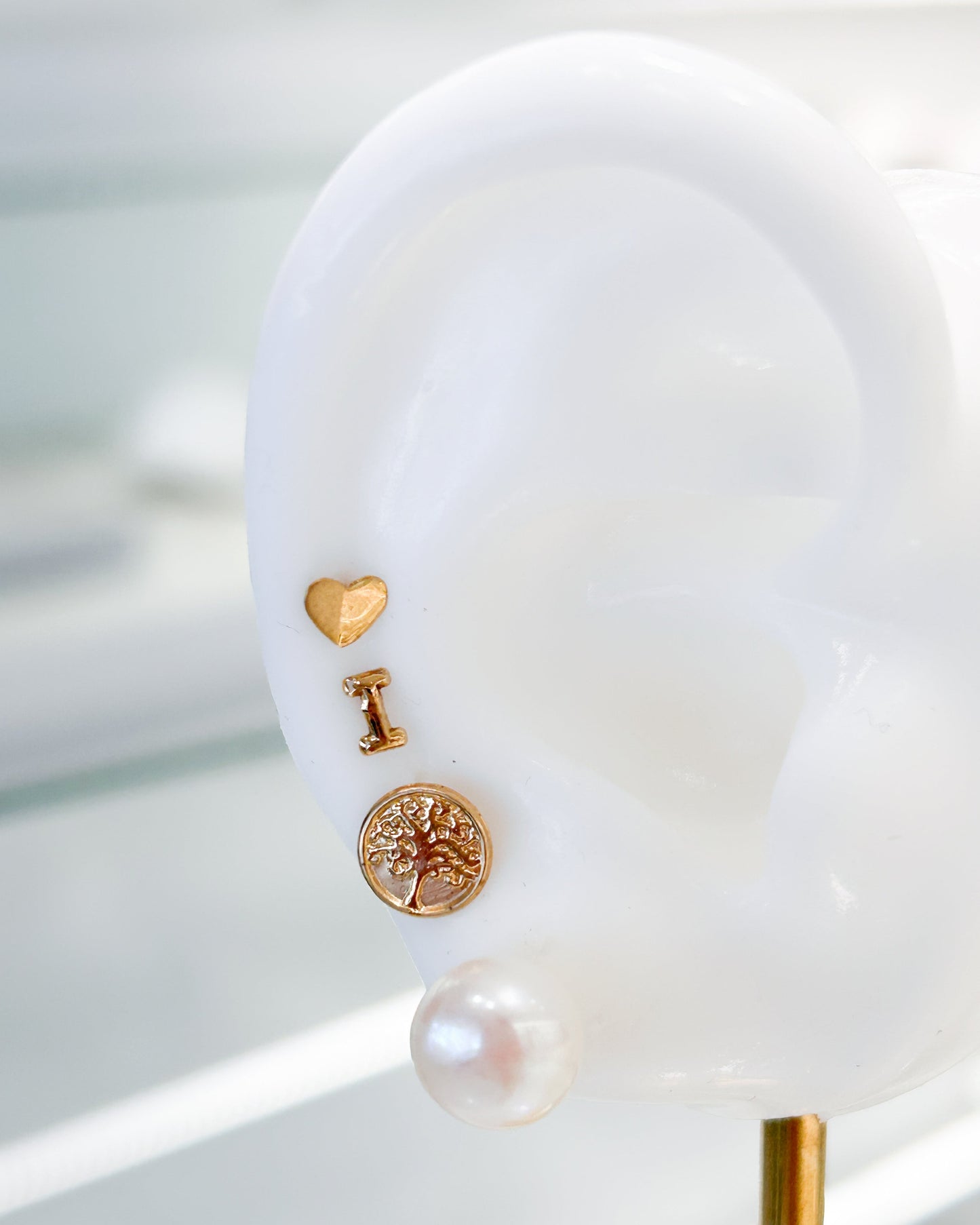 Arete tipo broquel de inicial "I" miniatura en oro 10k