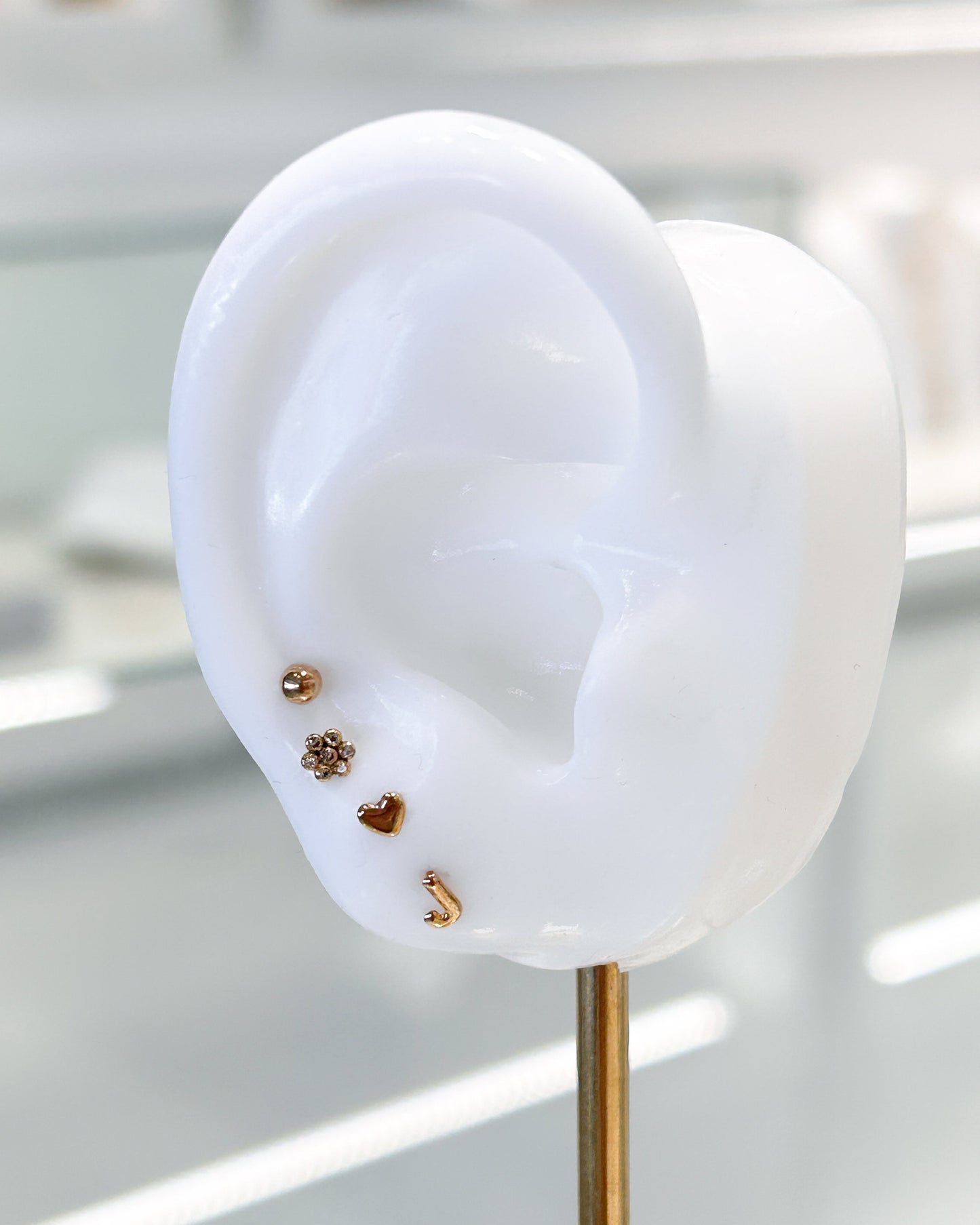 Arete tipo broquel de inicial "J" miniatura en oro 10k