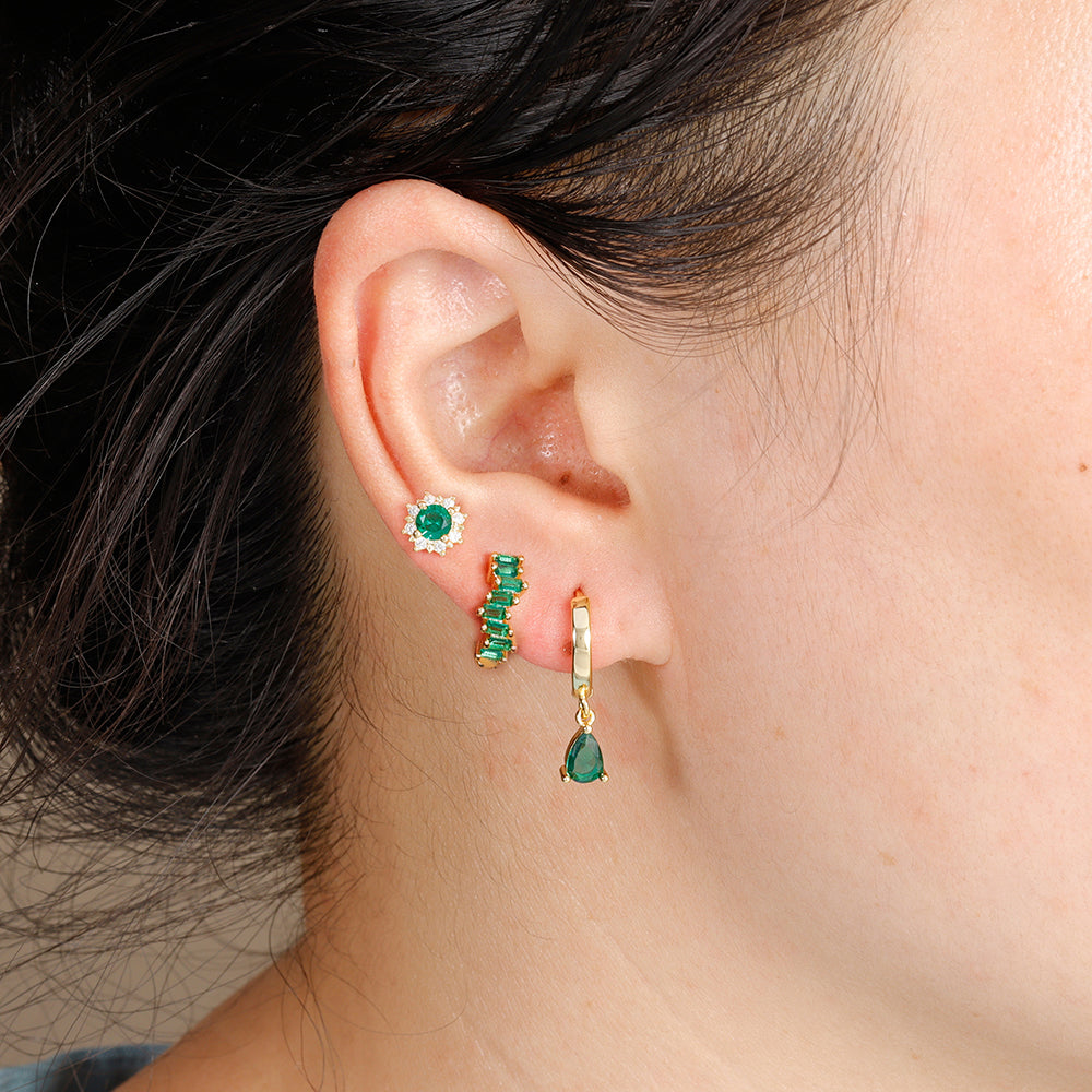 Conjunto de aretes con piedra zirconia en color verde, tipo huggie y studs