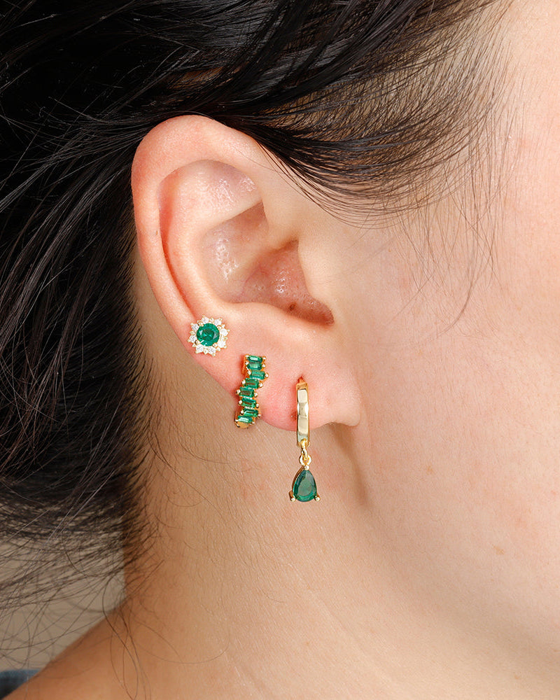Conjunto de aretes con piedra zirconia en color verde, tipo huggie y studs
