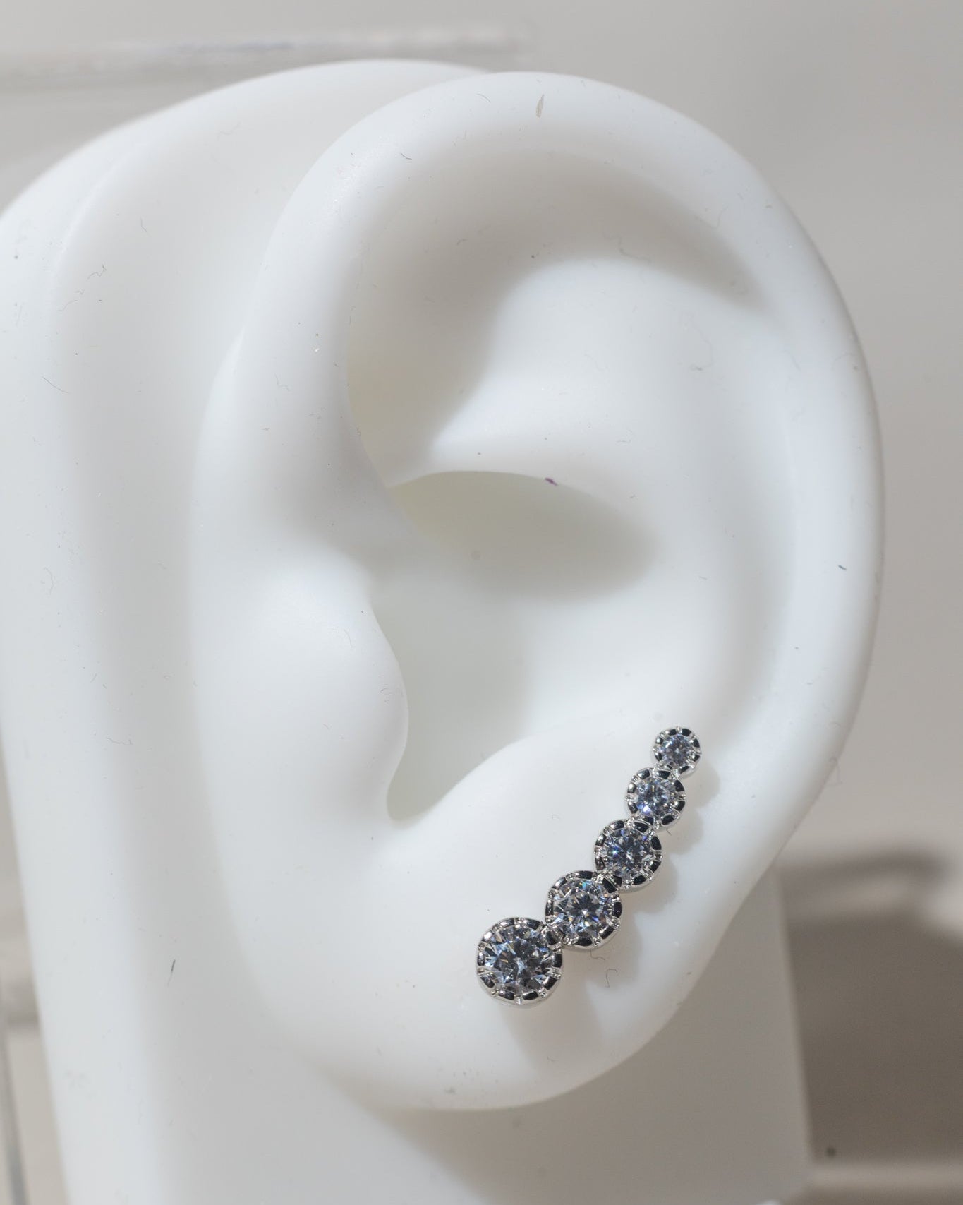 Aretes trepadores de cristales graduados en plata