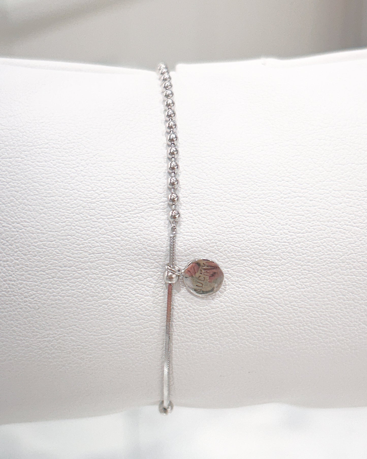 Pulsera de esferas y cordón plano con dije Lucky