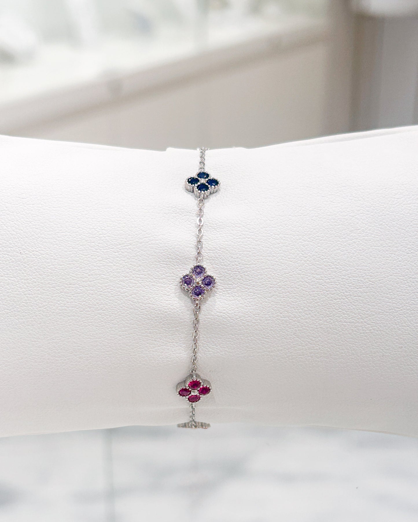 Pulsera de tréboles de colores con piedras incrustadas