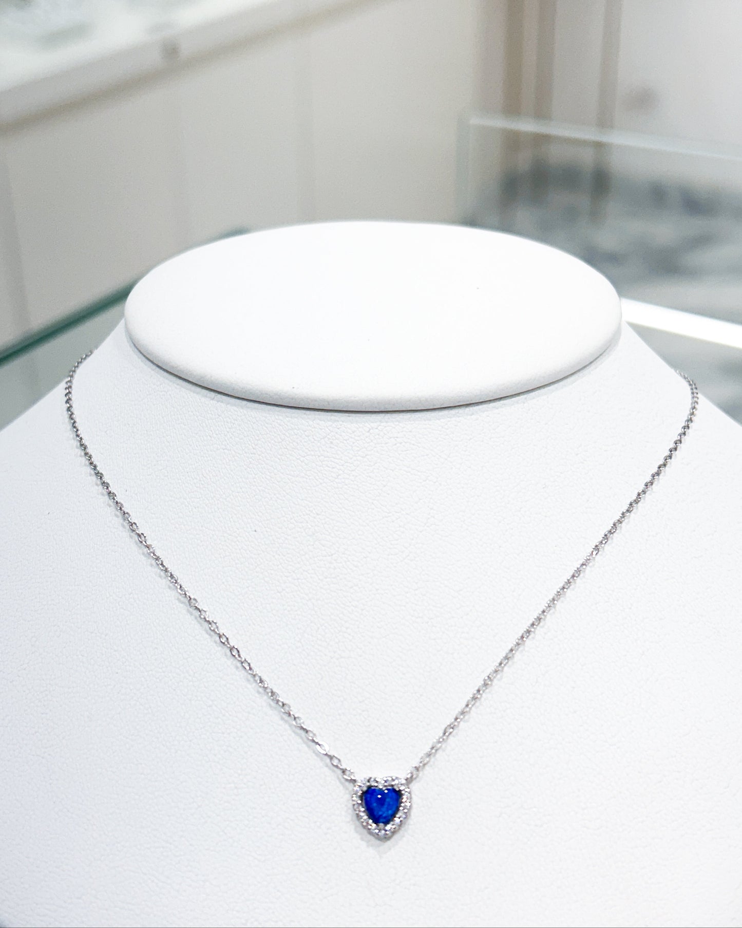 Collar de corazón en ópalo azul con halo de cristales
