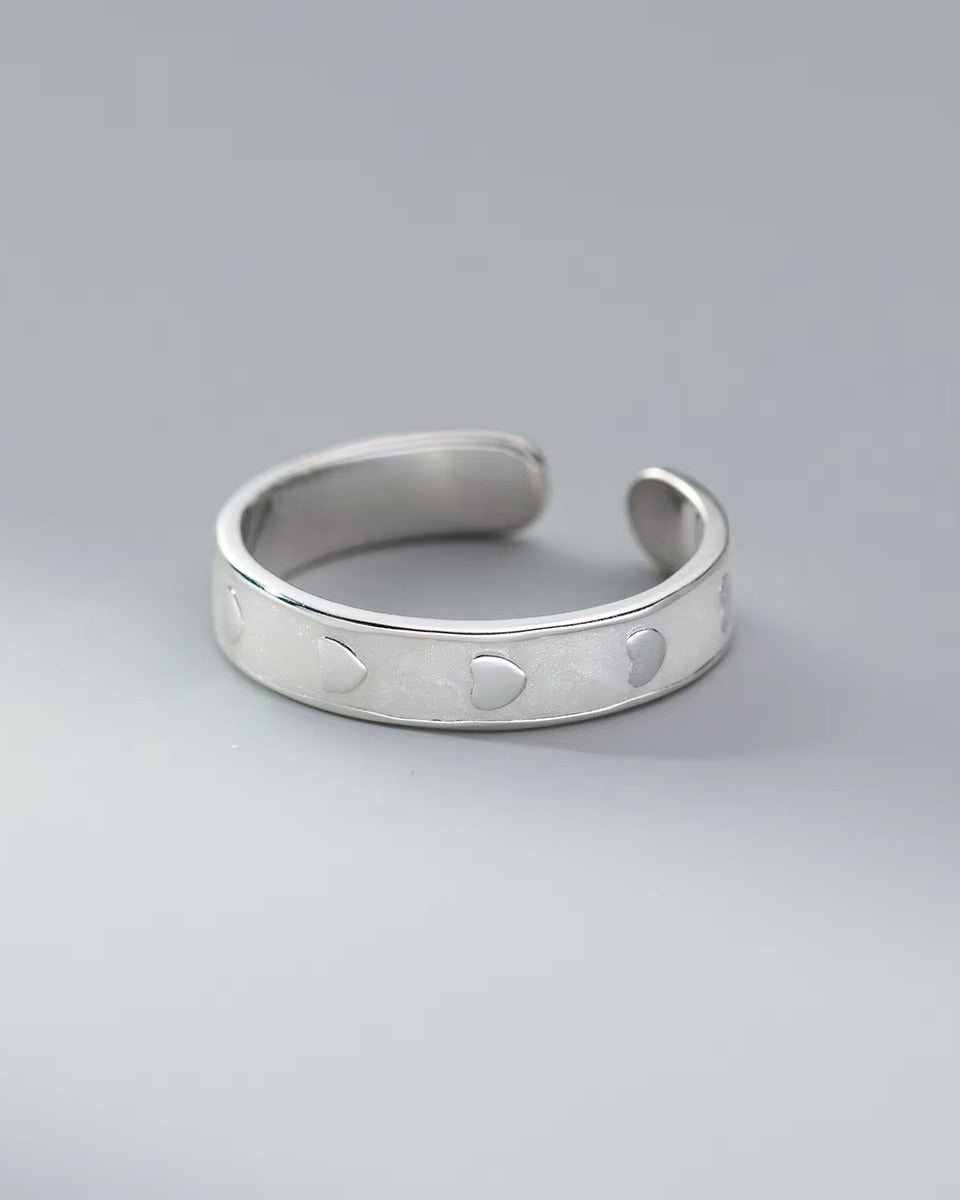 Anillo ajustable con diseño de corazones color plateado