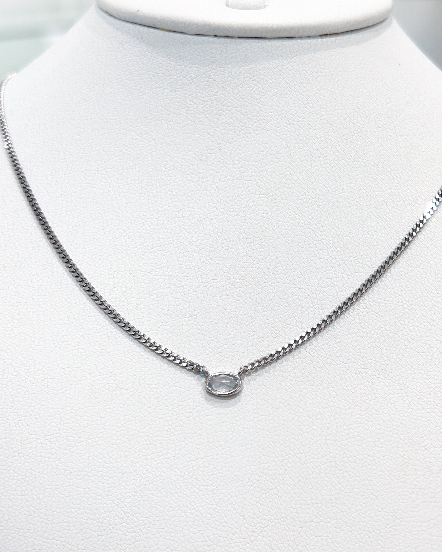 Collar de cadena barbada con cristal ovalado en plata