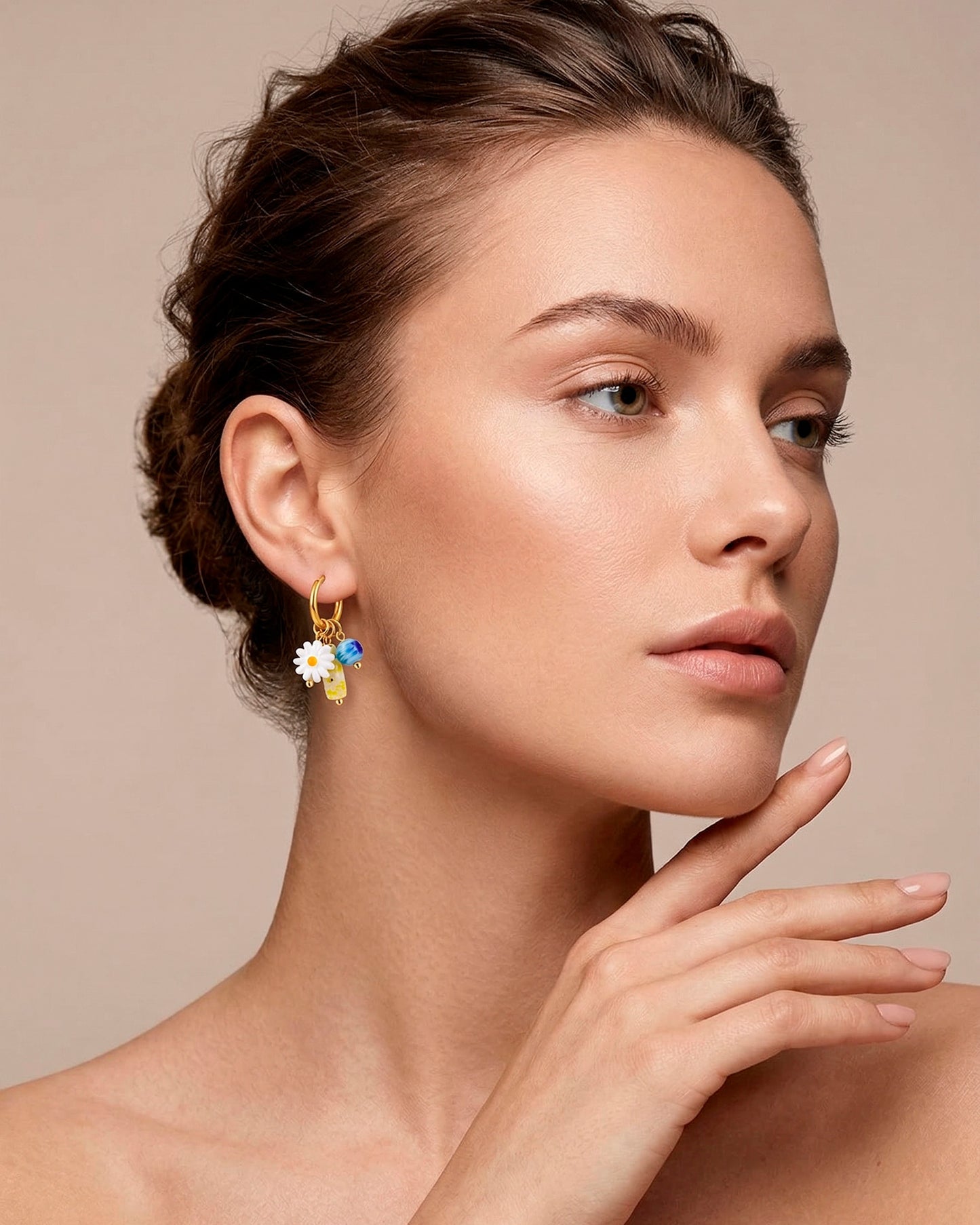 Aretes estilo huggies dorados de acero inoxidable con colgante de flor y piedras azul y amarilla