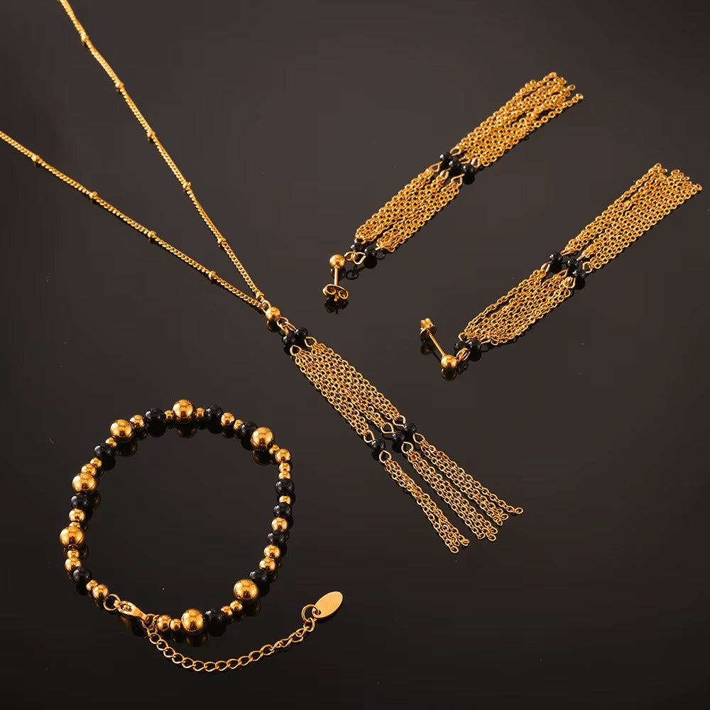 Arete bohemio en color dorado con negro, de tipo drop earrings.