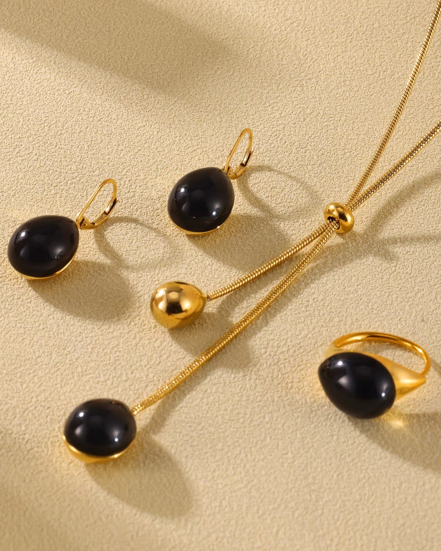 Arete bohemio en color dorado con negro, de tipo drop earrings.