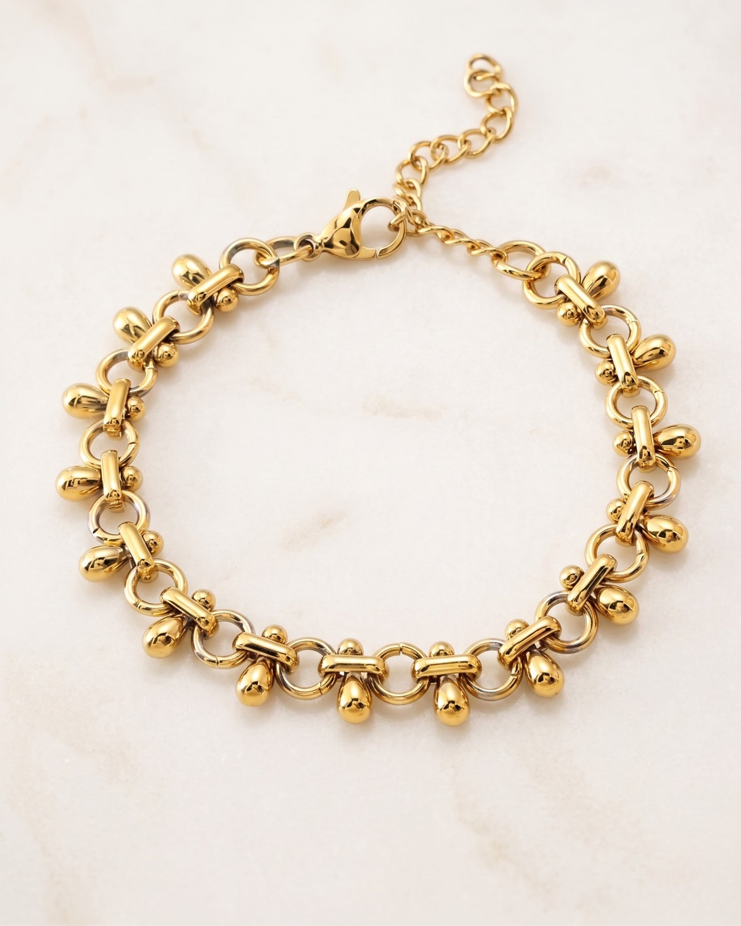 Pulsera de eslabones circulares con dijes de gota en dorado