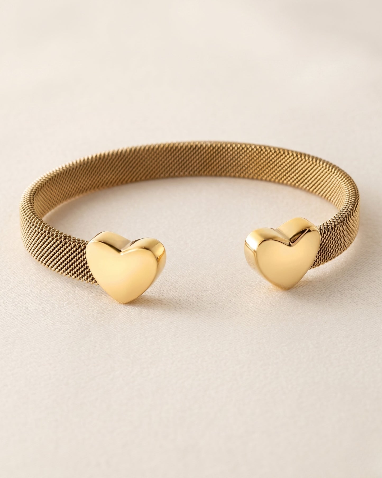 Brazalete mesh dorado con terminales de corazón