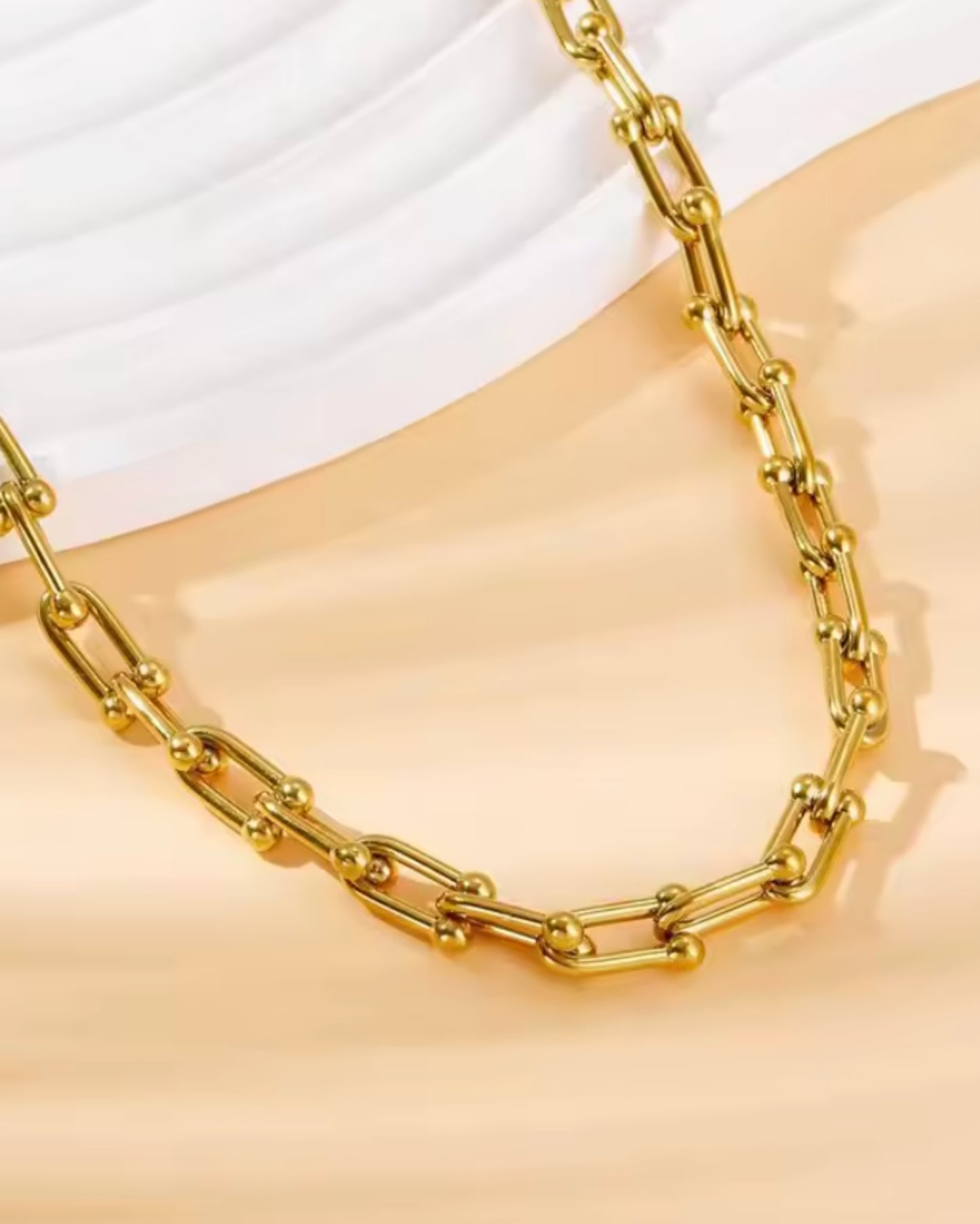 Collar Dorado de Eslabones en U de Inspiración Industrial