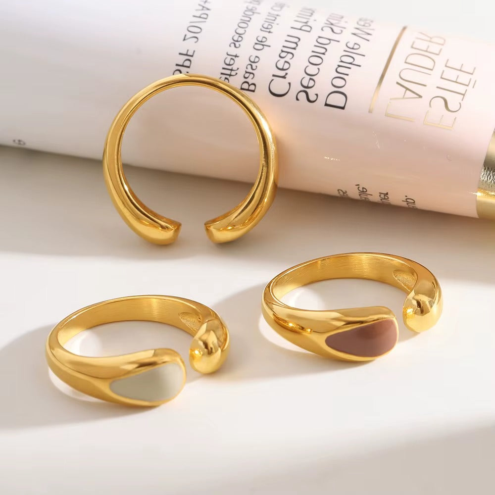 Anillo abierto en color dorado y rojo, de tipo ajustable.