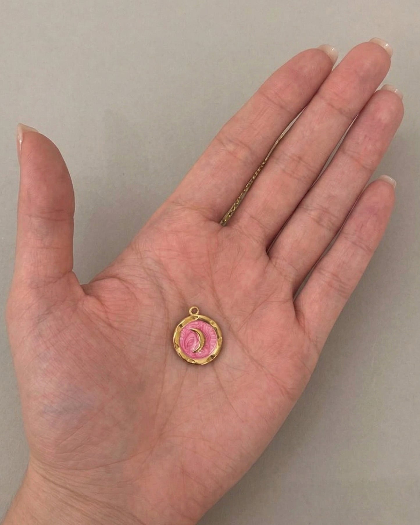 Dije de moneda con esmalte rosa y media luna en dorado