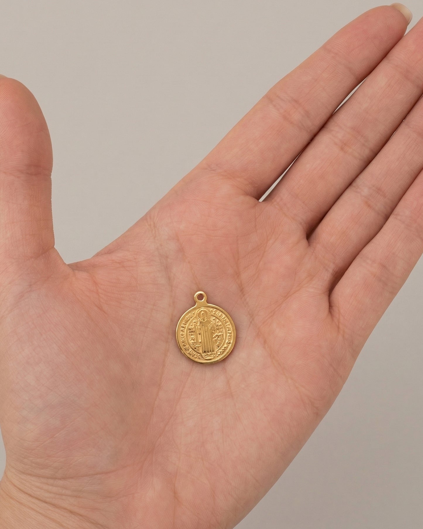Medalla de San Benito con inscripciones en relieve en oro