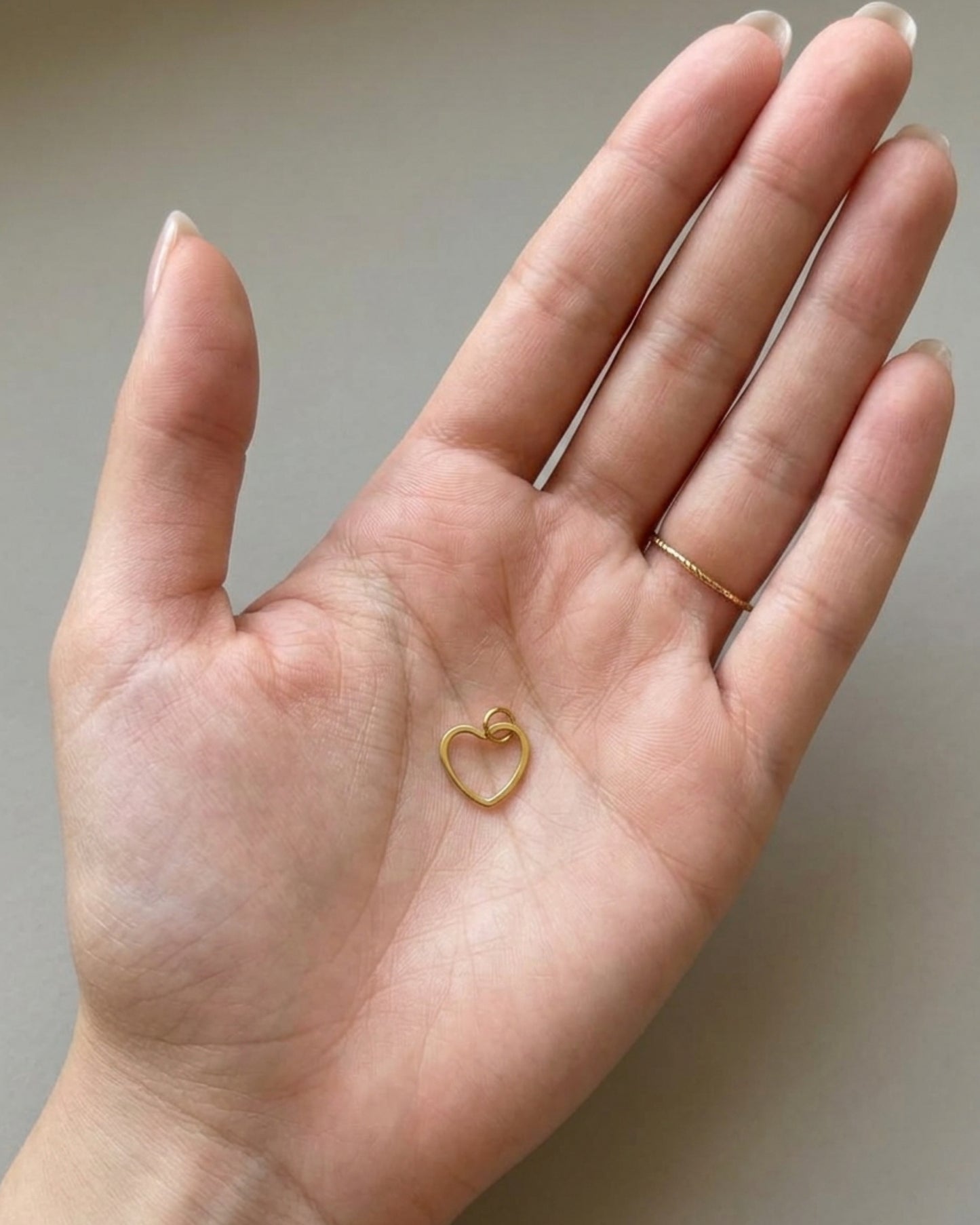 Dije de corazón con silueta estilizada en dorado