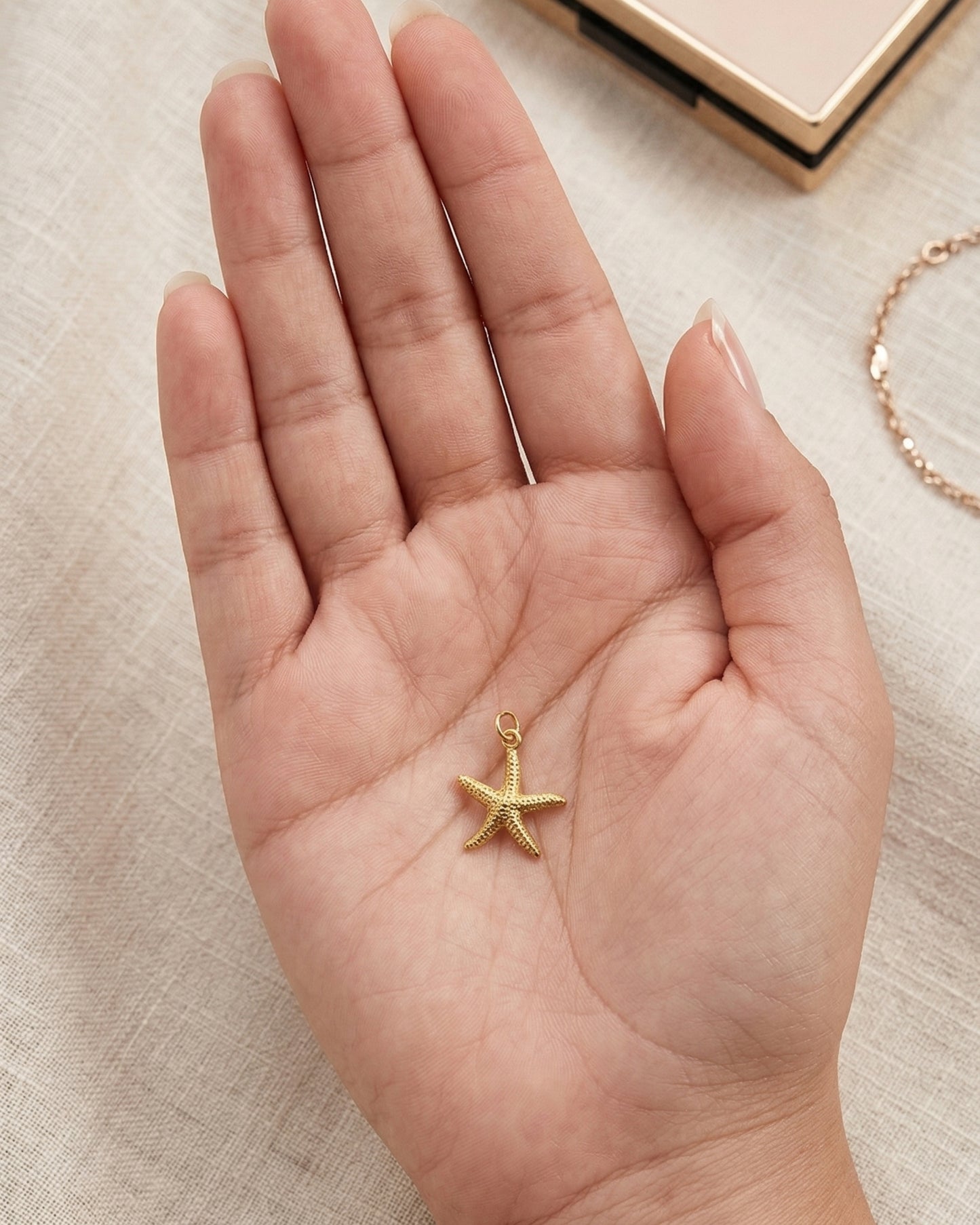 Dije de estrella de mar dorada con textura