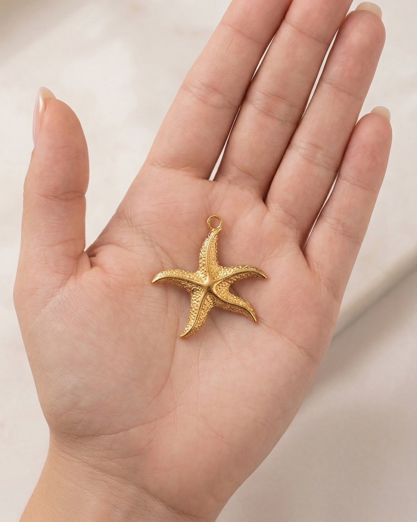 Dije estrella de mar con textura orgánica en relieve