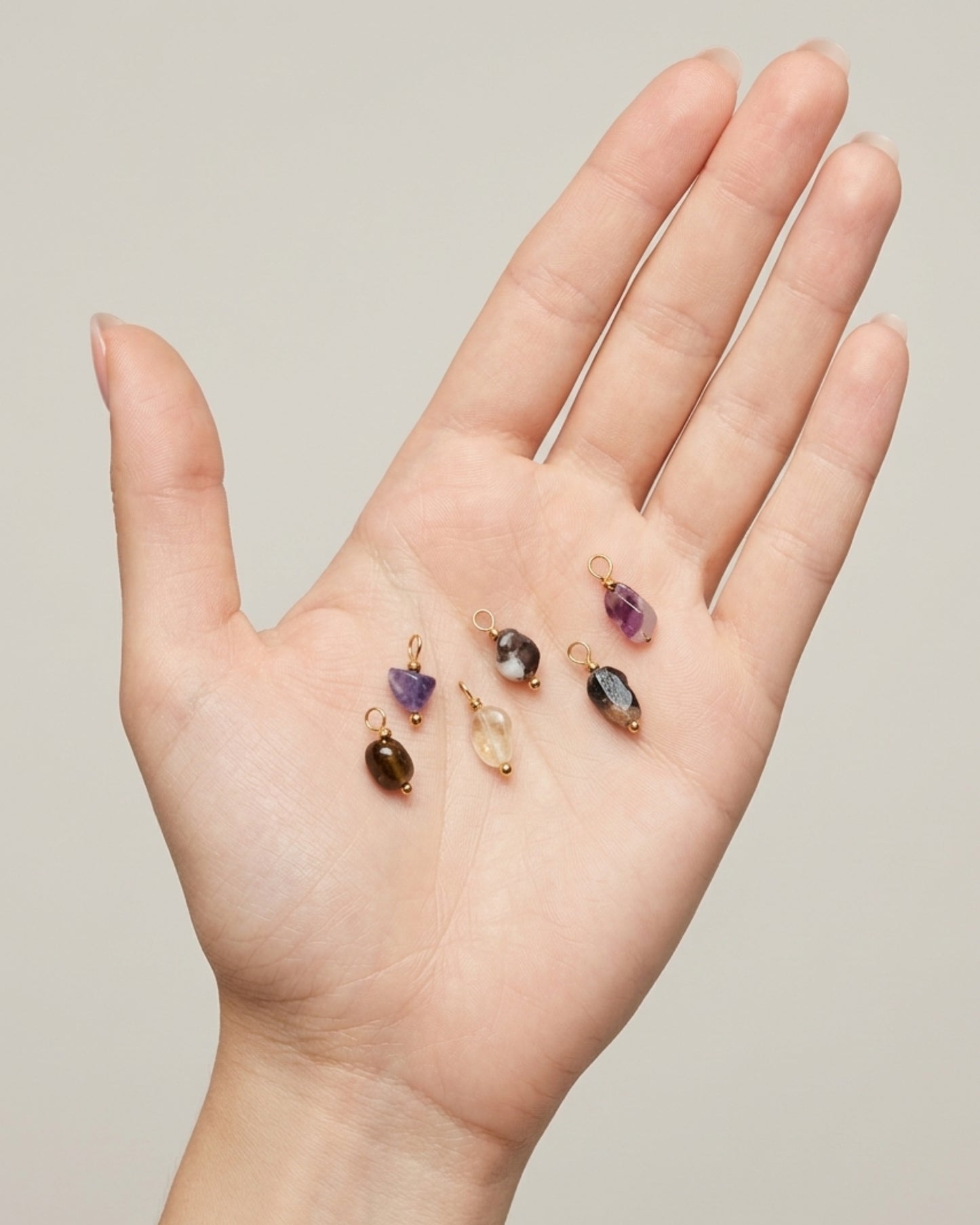 Colección "Gemas del Alma": Dijes de piedras con detalles en dorado