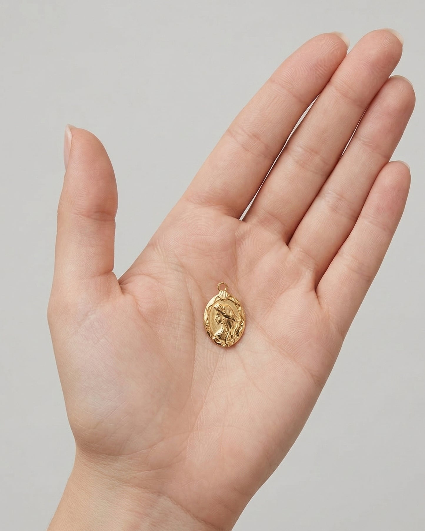 Dije tipo moneda dorada Elizabeth II
