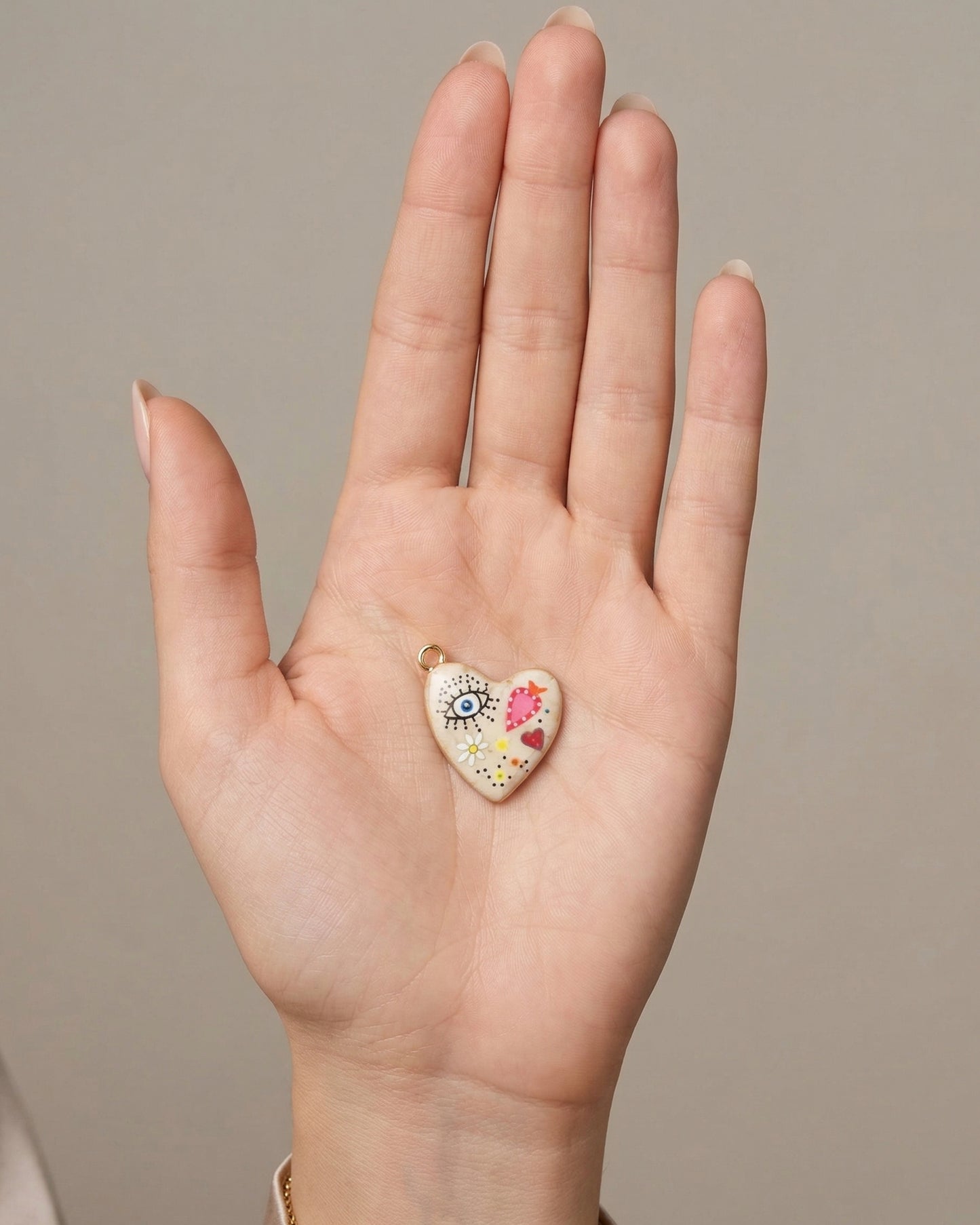 Dije de corazón artístico ilustrado y símbolos místicos