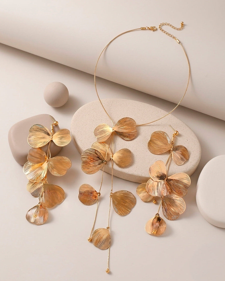 Set de collar y aretes golden bloom con textura lineal